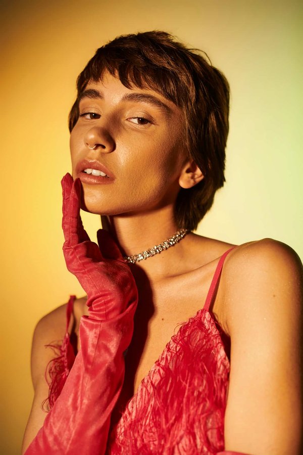 Quels conseils pour porter des robes longues en soie sans paraître trop habillée?