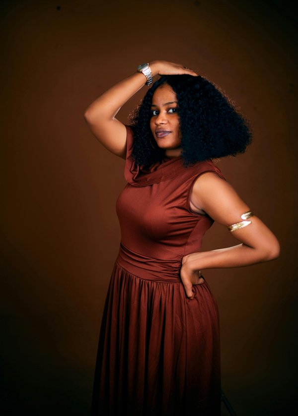 Robe marron : élégance et tendances 2025